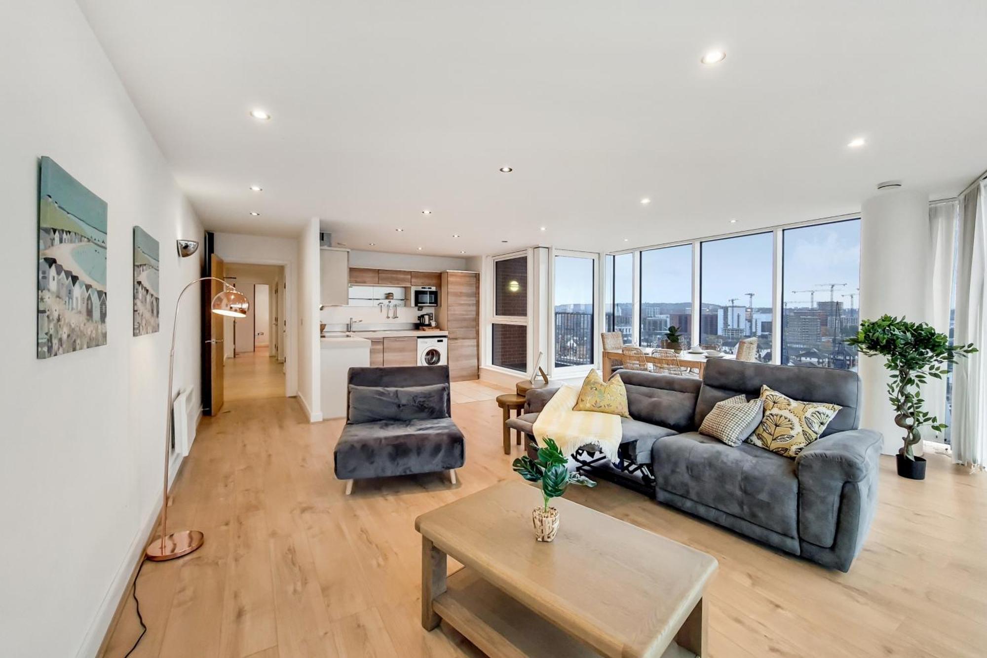 Deluxe Two Bed Apartment With River & City View Лондон Экстерьер фото
