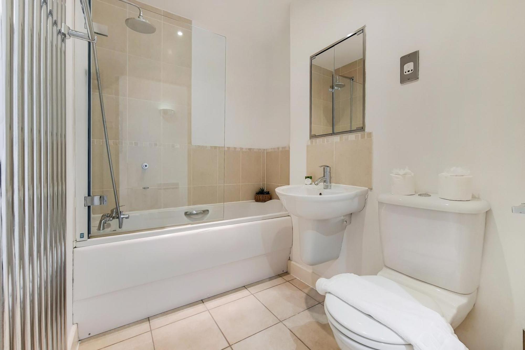 Deluxe Two Bed Apartment With River & City View Лондон Экстерьер фото